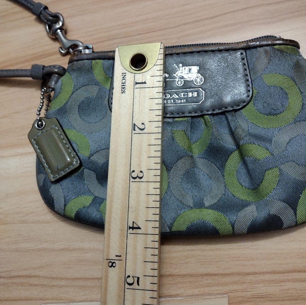 COACH MADISON GRAPHITE GREEN OP ARTSIGNATURE SATEEN WRISTLET - Picture 4 of 10